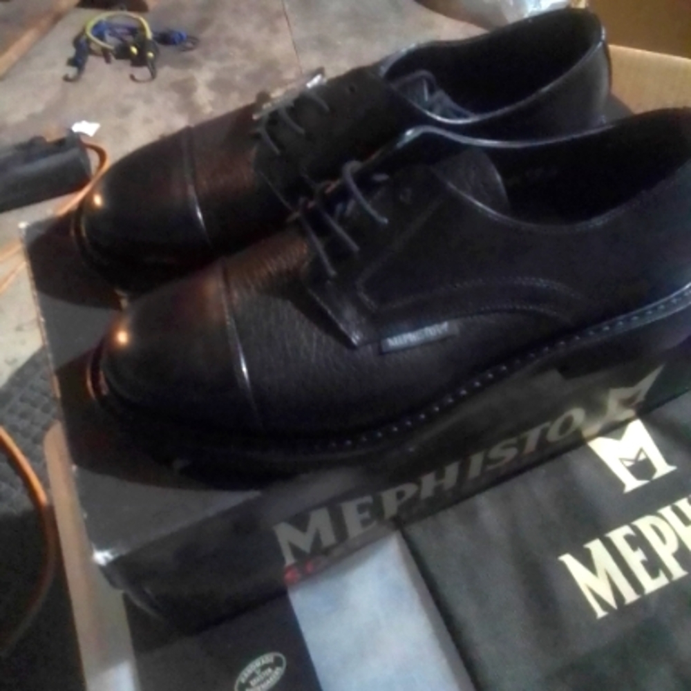Brand new in the box with dust rag Mephisto mens shoes size 7.5. Black in color.